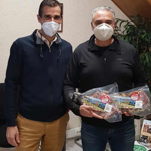 Carlos Romero ganador del sorteo de las 2 paletillas marinadas de CARNES FRESCAS, S.A. recogiéndolas de mano del gerente Alberto Jorques